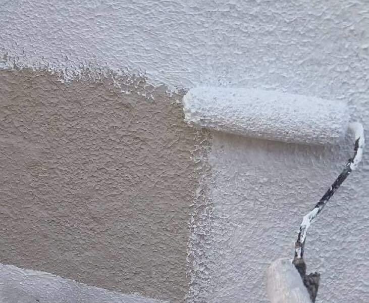 外壁塗装① 【下塗り】塗料との密着性を良くします。