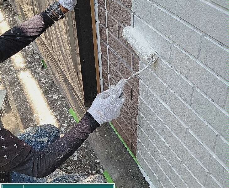 外壁塗装 【下塗り】塗料の密着をよくするため下塗りをしていきます。
