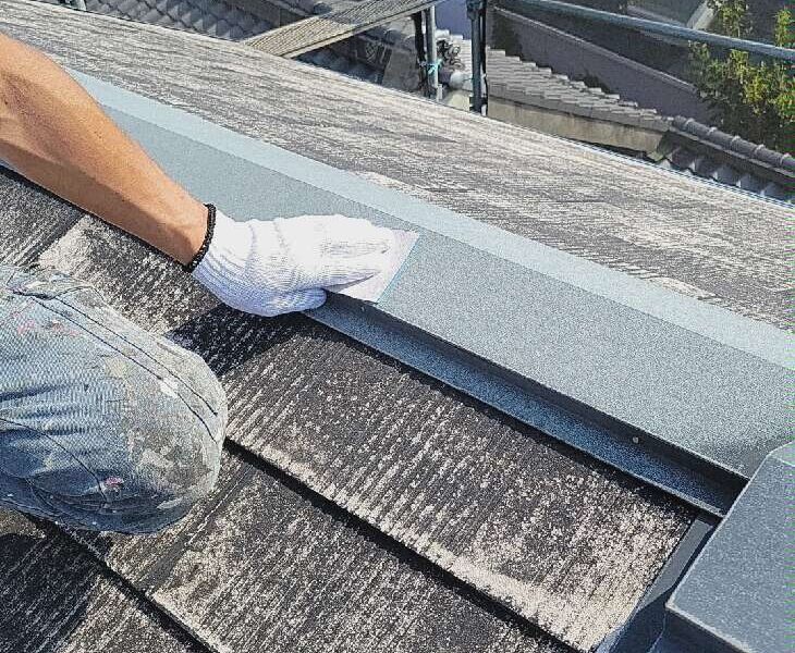 屋根塗装 【板金部ケレン】板金部分は、ケレン作業をし塗料の密着を良くしていきます。