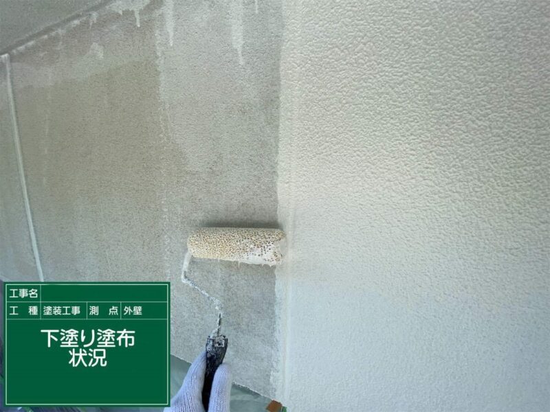 外壁塗装 【下塗り2回目】外壁のひび割れが多いので弾性フィラーで2回目の下塗りをしていきます。