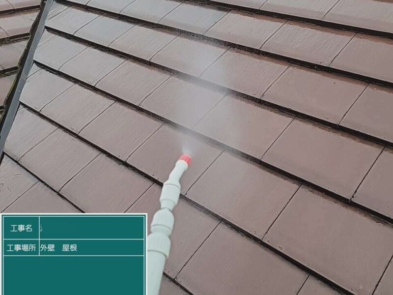 屋根　外壁 【バイオ液塗布】植物性の洗浄剤で、カビやコケの菌を根元から抗菌していきます。外壁も同様