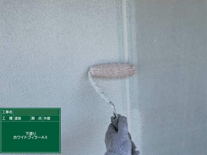 外壁塗装 【上段　下塗り】塗料との密着性を良くします。