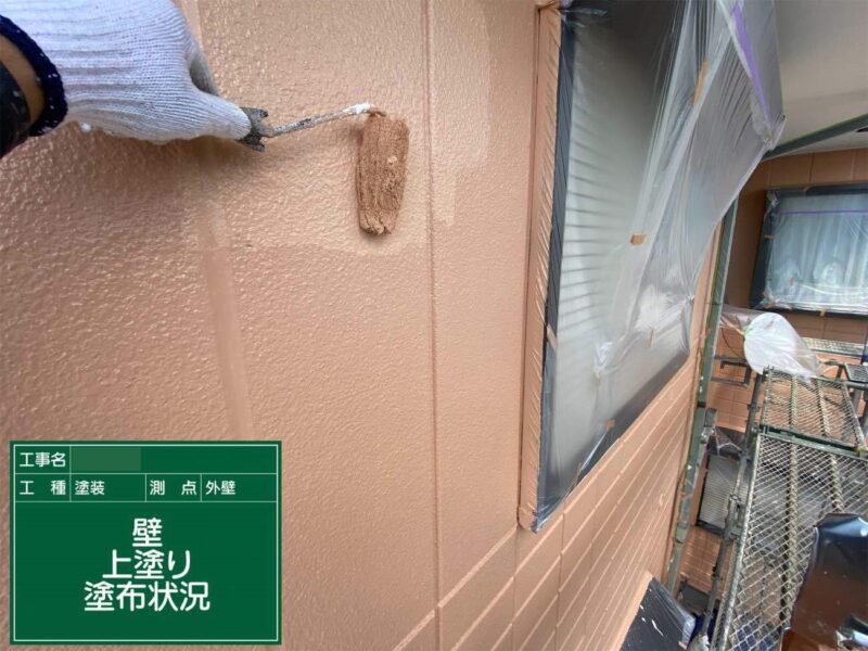 外壁塗装 【上塗り】中塗りと同じ塗料で仕上げていきます。狭い隙間などは、小さいローラーや刷毛が入る部分は塗装していきます。