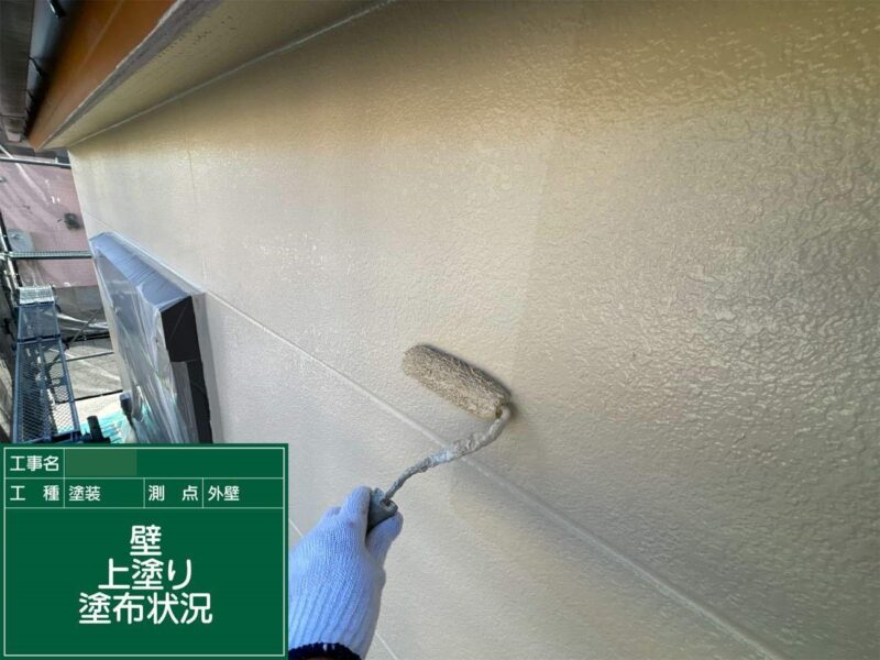 外壁塗装 【上塗り】狭い隙間などは、小さいローラーや刷毛が入る部分は塗装していきます。