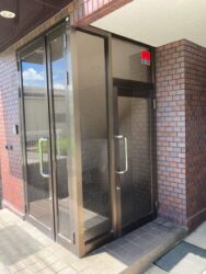 和歌山市　A様社屋　玄関ホール硝子フィルム貼り工事