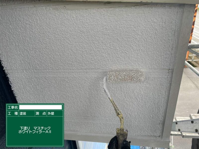 外壁塗装 【下塗り】塗料との密着性を良くします。