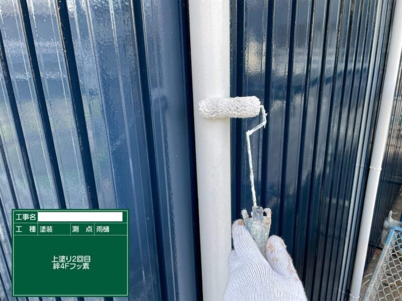 付帯部 【雨樋】上塗り2回目です。雨樋はこれで完了です。