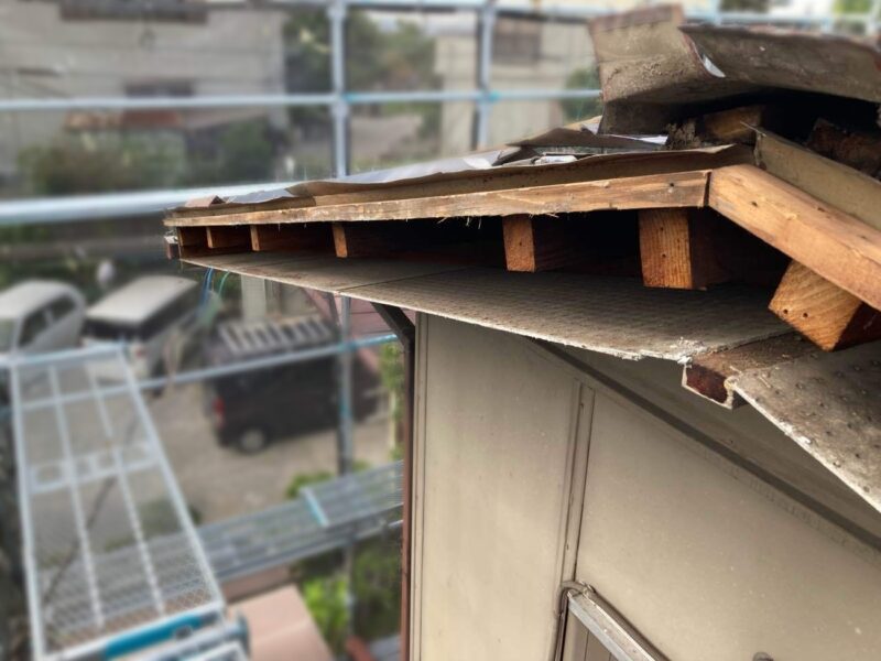 破風工事 【破風板撤去】既存の破風を撤去します。