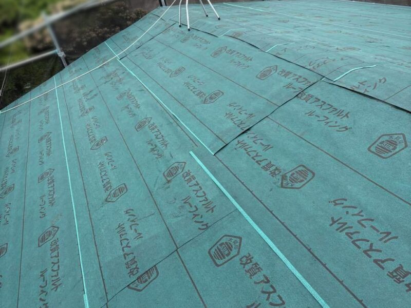 屋根工事 【ルーフィングシート張り】屋内に雨水を侵入させないようにするために、ルーフィングシートを貼ります。