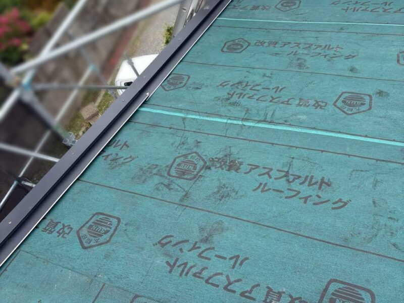 屋根工事 【軒先水切設置】次に、軒先水切を設置します。