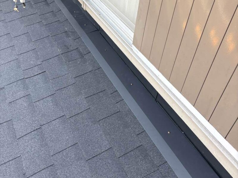 屋根工事 【壁際水切設置】外壁と下屋との取り合いに取り付けて、外壁や屋根を伝ってきた雨水が内部に浸入するのを防ぎます。