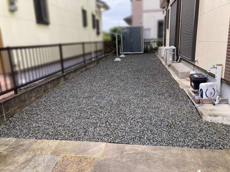 外構工事 【完了】防草シート、砕石を敷き、外構工事はこれで完了です。