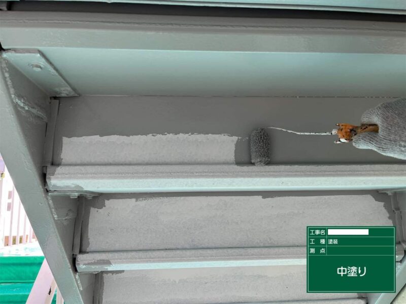 付帯部 【階段】中塗りです。