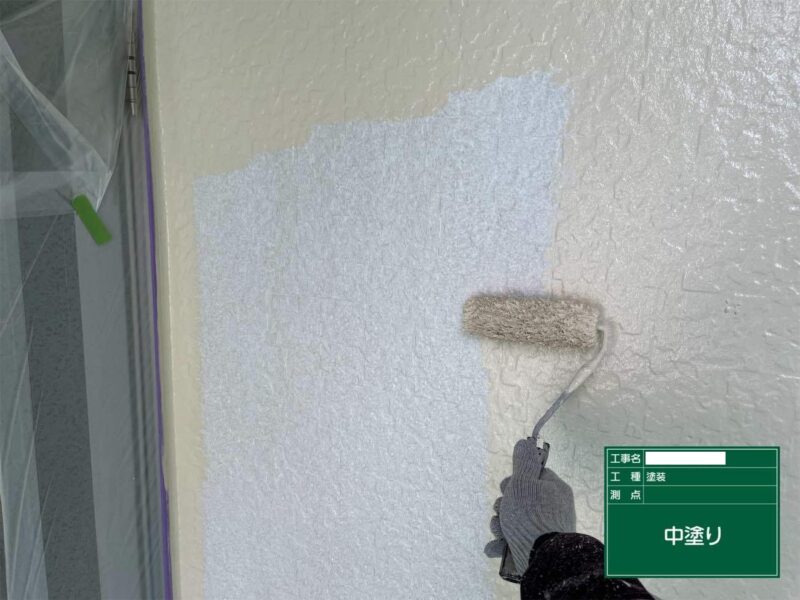 外壁塗装 【中塗り】中塗りです。