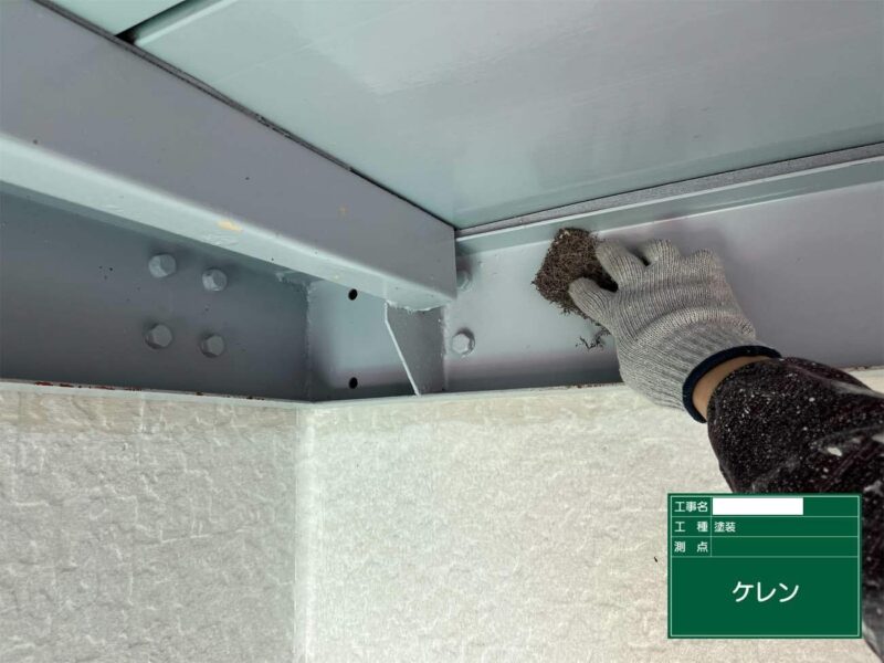 付帯部 【階段裏】塗装前にケレンをします。