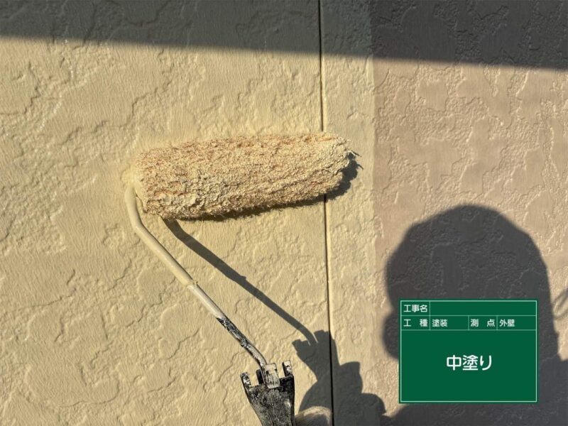外壁塗装 【中塗り】中塗りです。