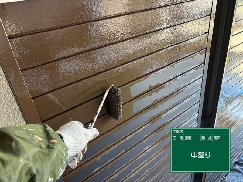 付帯部 【雨戸】中塗りです。