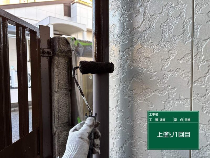 付帯部 【雨樋】中塗りです。
