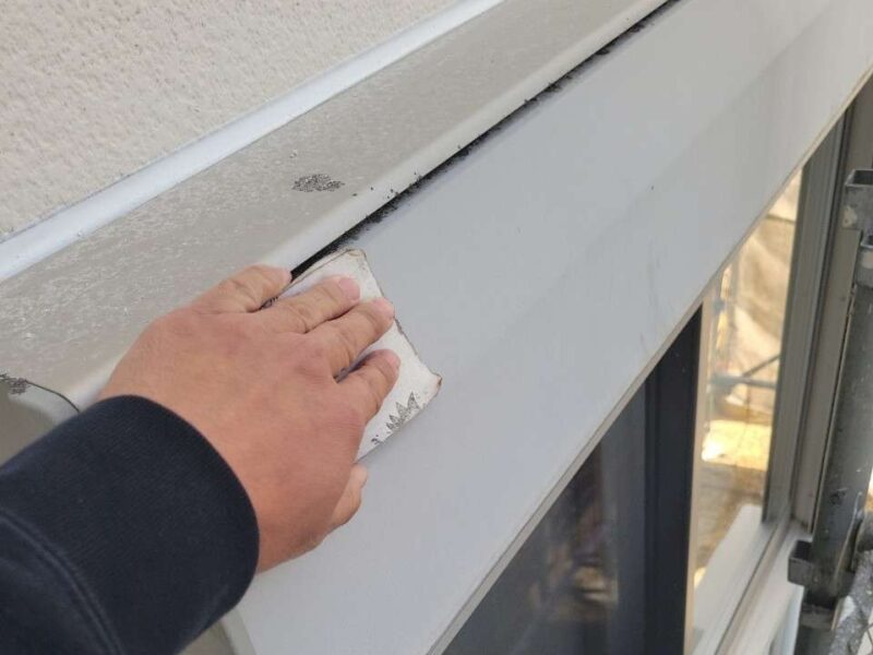 付帯部 【シャッターボックス】塗装前にケレンをします。