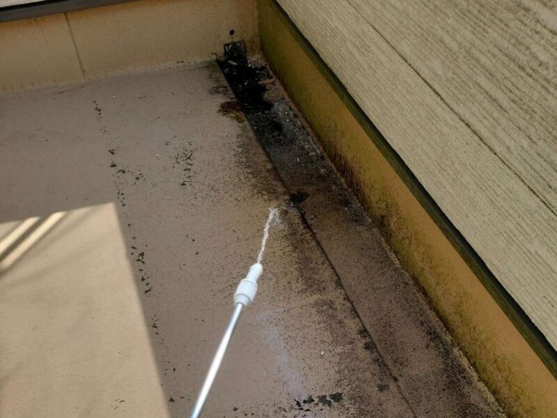 洗浄 【バイオ液塗布】洗浄剤で、カビやコケの菌を根元から除去していきます。