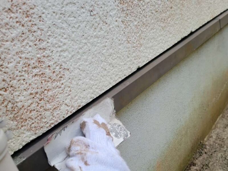 付帯部 【水切り】塗装前にケレンをします。