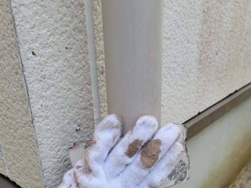 付帯部 【雨樋】塗装前にケレンをします。