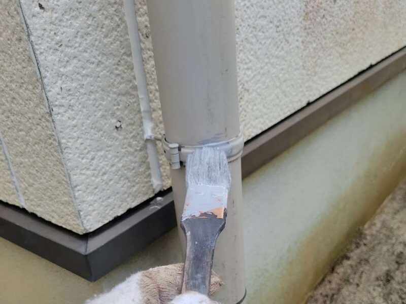 付帯部 【雨樋】雨樋バンドの下塗りです。鉄部分の下塗りは錆止め塗装をします。