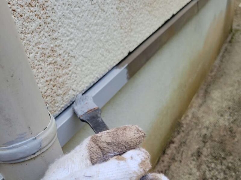 付帯部 【水切り】下塗りです。鉄部分の下塗りは錆止め塗装をします。