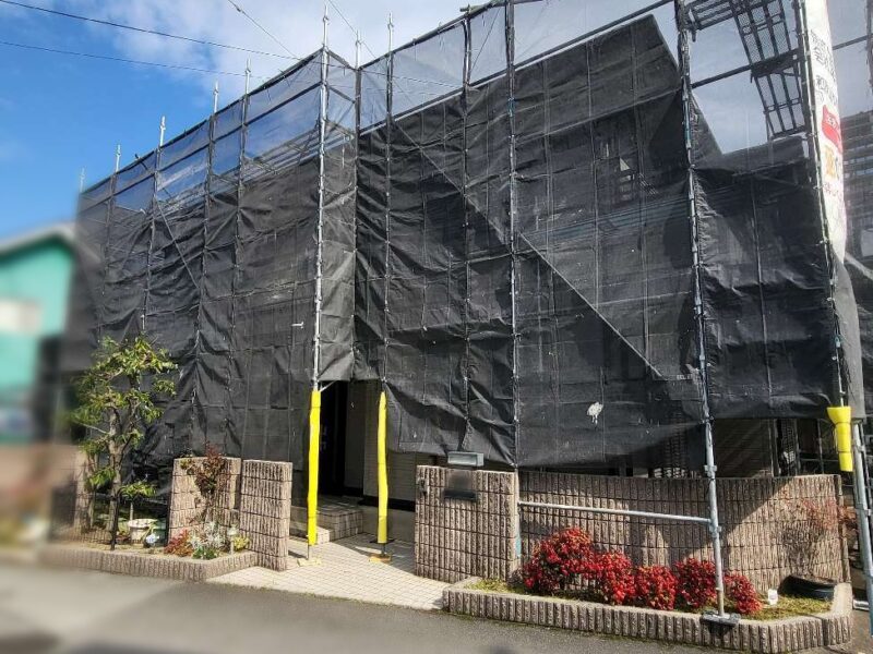 仮設足場 【足場】職人の安全、施工の効率、飛散防止の為足場を設置します。