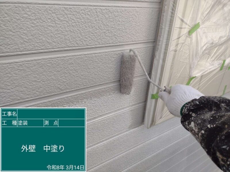 外壁塗装 【中塗り】中塗りです。