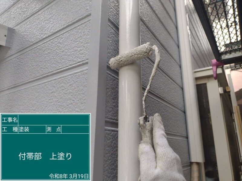 付帯部 【雨樋】上塗り2回目です。雨樋はこれで完了です。