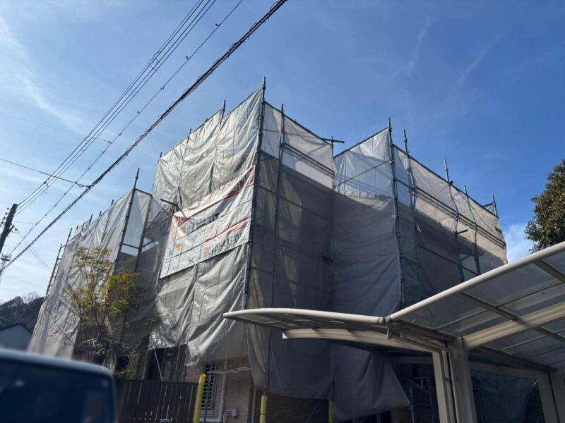 仮設工事 【足場】職人の安全、施工の効率、飛散防止の為足場を設置します。