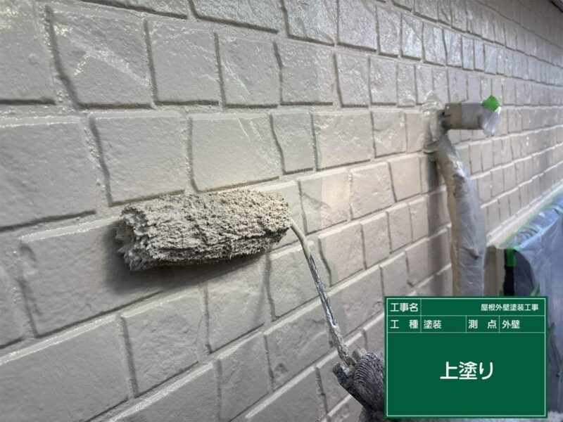 外壁塗装 【中塗り・上塗り】中塗り、上塗りです。狭い隙間などは、小さいローラーや刷毛が入る部分は塗装していきます。外壁はこれで完了です。