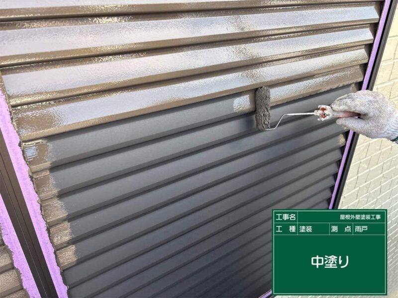 付帯部 【雨戸】中塗りです。