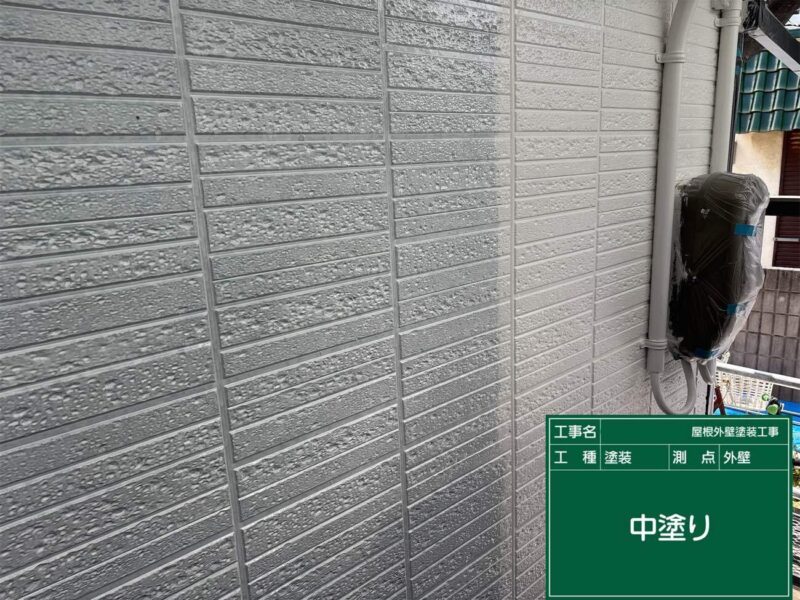 外壁塗装 【中塗り】中塗りです。