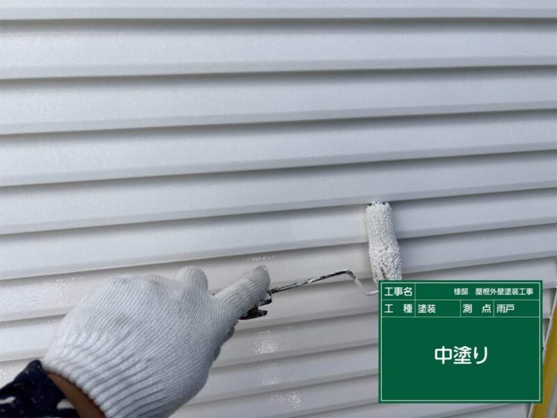 付帯部 【雨戸】中塗りです。