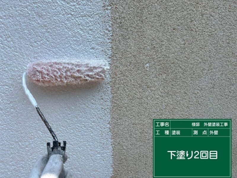 外壁塗装 【下塗り2回目】塗料との密着性を良くします。