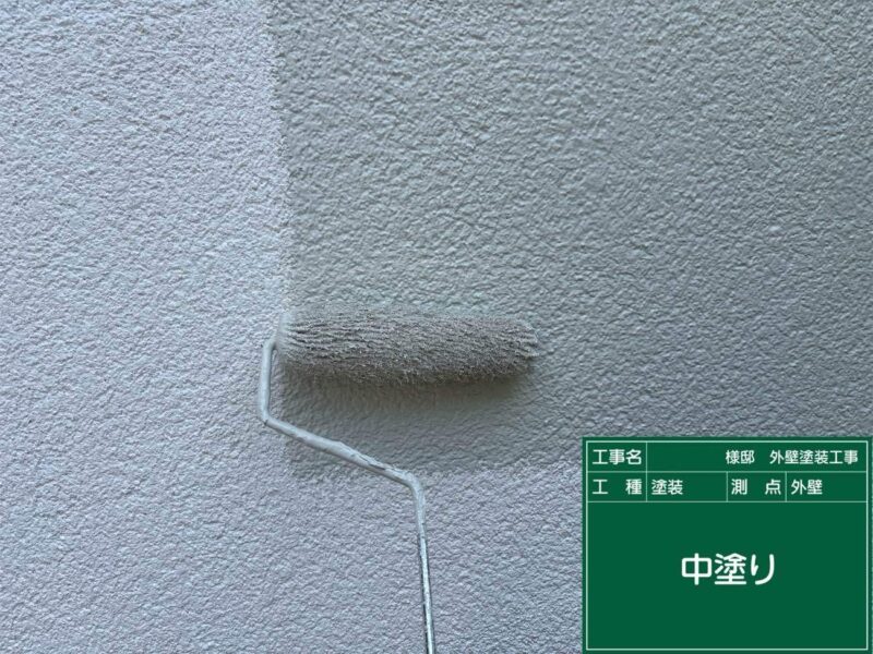 外壁塗装 【中塗り】中塗りです。狭い隙間などは、小さいローラーや刷毛が入る部分は塗装していきます。