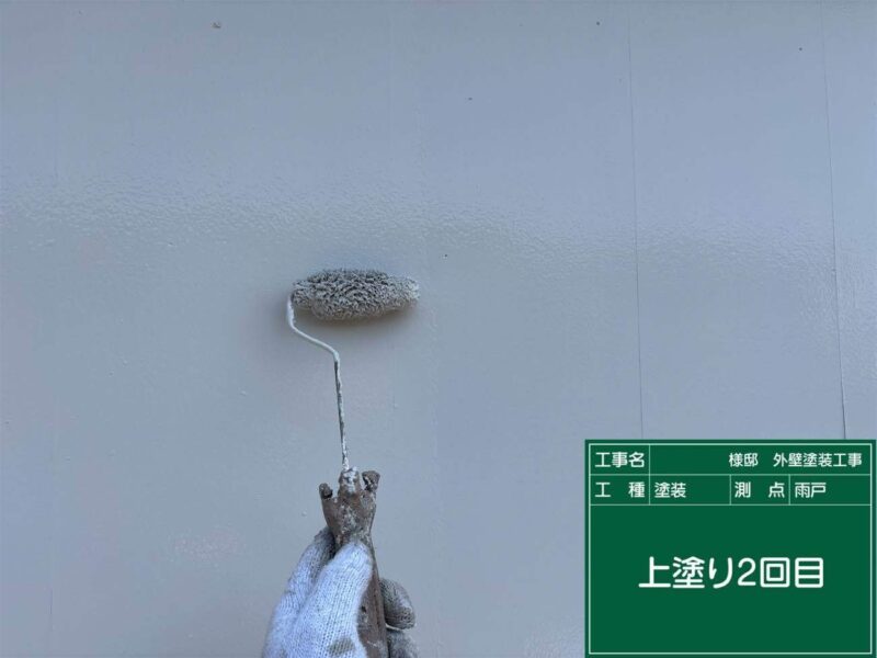 付帯部 【雨戸】上塗り2回目です。雨戸はこれで完了です。